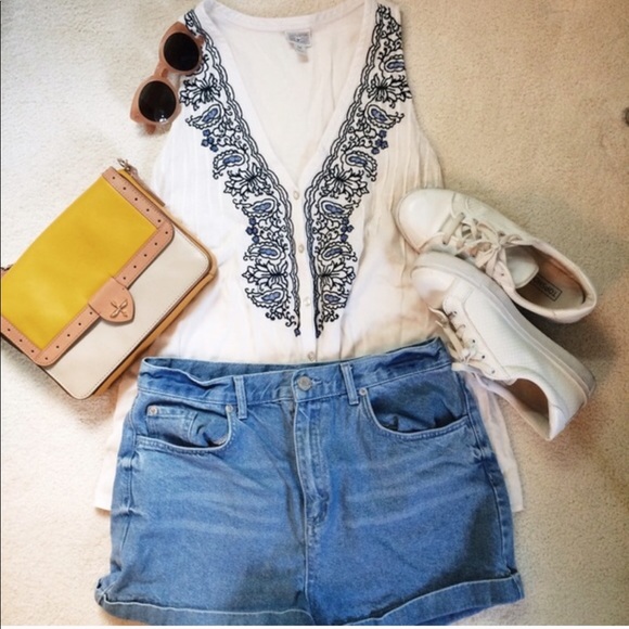 Converse Tops - Converse One Star embroidered Tanktop. V-Neck